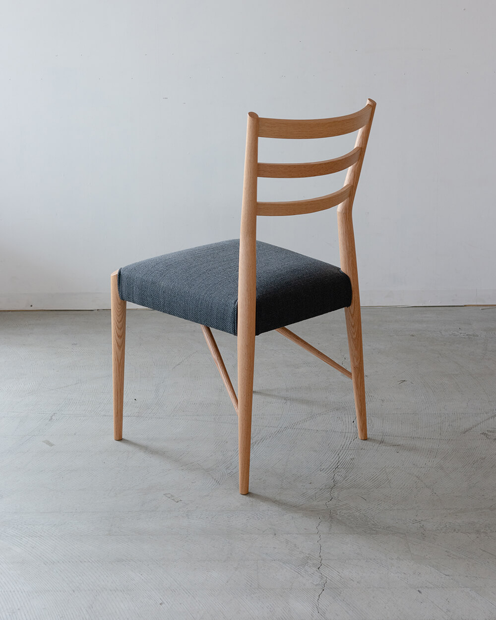 現品SALE］日進木工 ダイニングチェアGROW レッドオーク材 / ウレタン