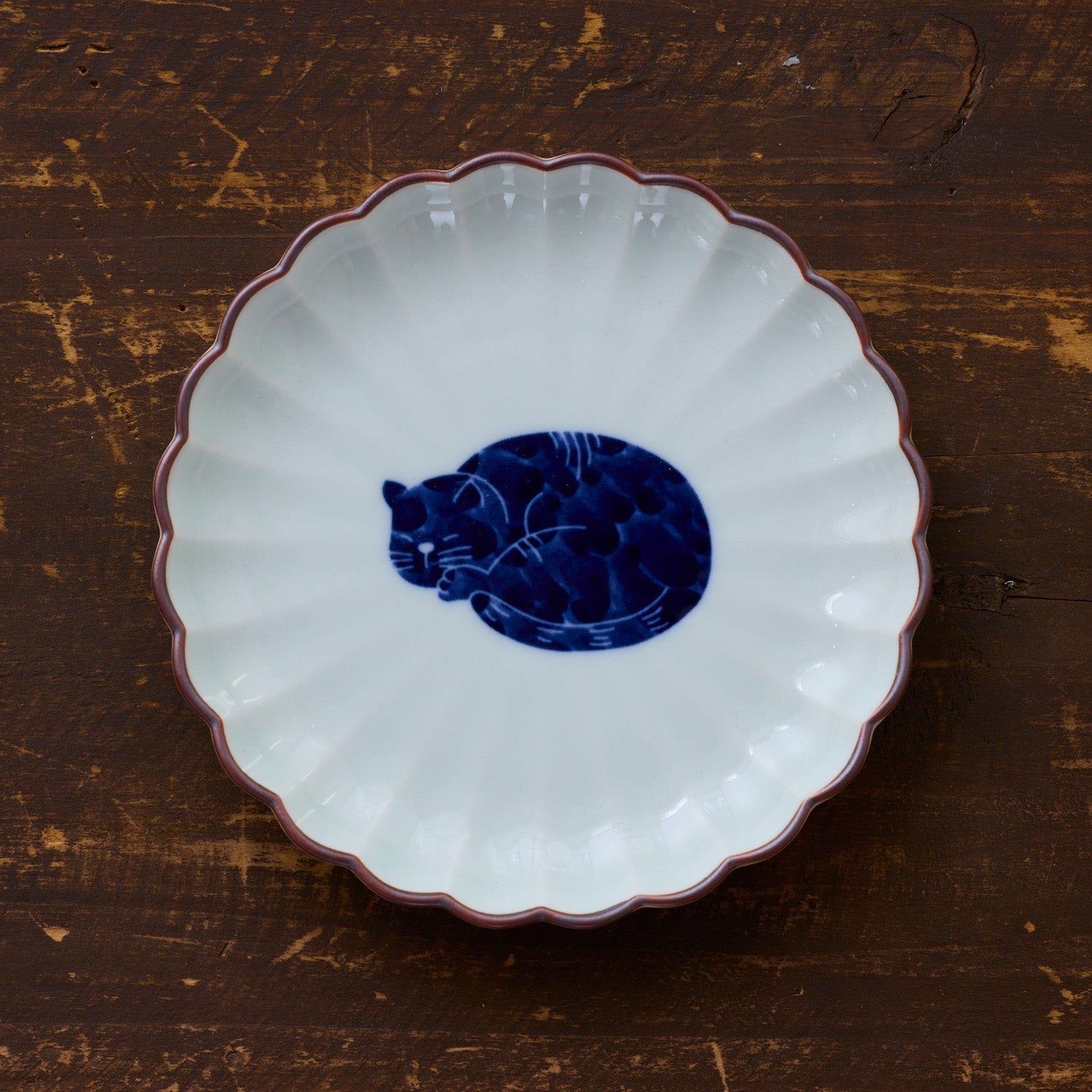 cocca(コッカ) ｜生地通販｜【波佐見焼】呉須猫 菊割皿 10cm