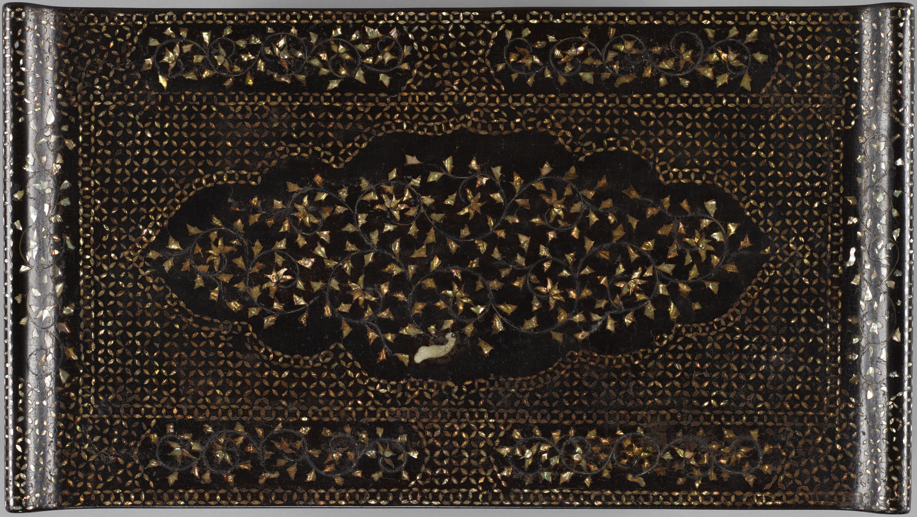 九州国立博物館 | 収蔵品データベース | 牡丹唐草螺鈿卓