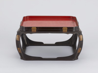 九州国立博物館 | 収蔵品データベース | 黒漆軍配紋付懸盤