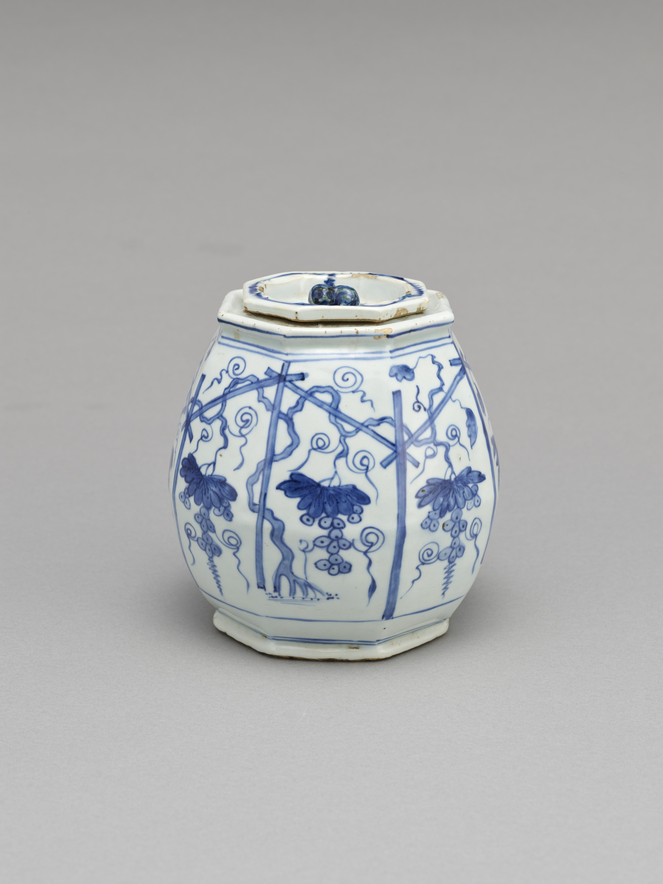 九州国立博物館 | 収蔵品ギャラリー | 古染付葡萄棚文水指