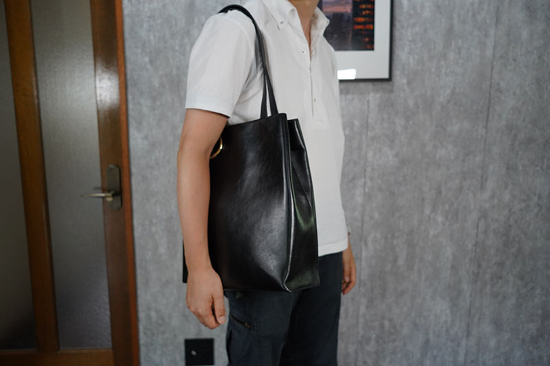 マザーハウスのブライトVトートをレビュー。ミニマルデザインで