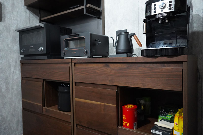 unico（ウニコ）の食器棚】ウォールナットの木の素材感がおしゃれな