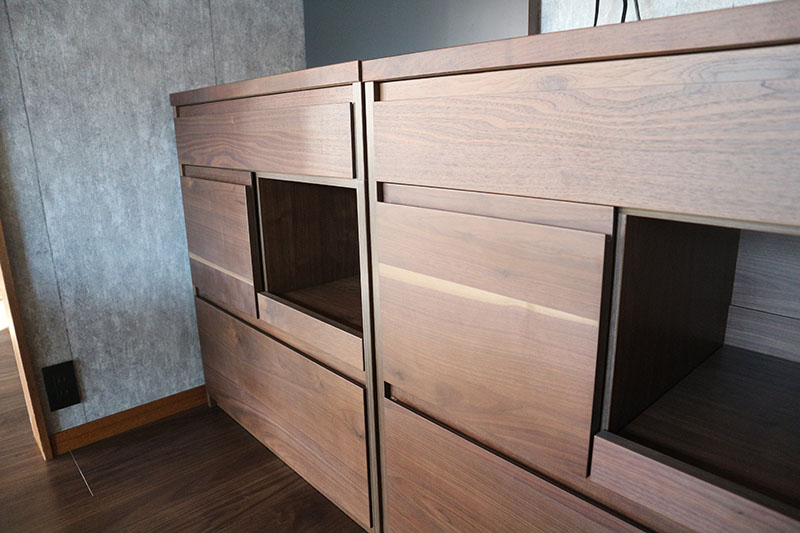 unico（ウニコ）の食器棚】ウォールナットの木の素材感がおしゃれな