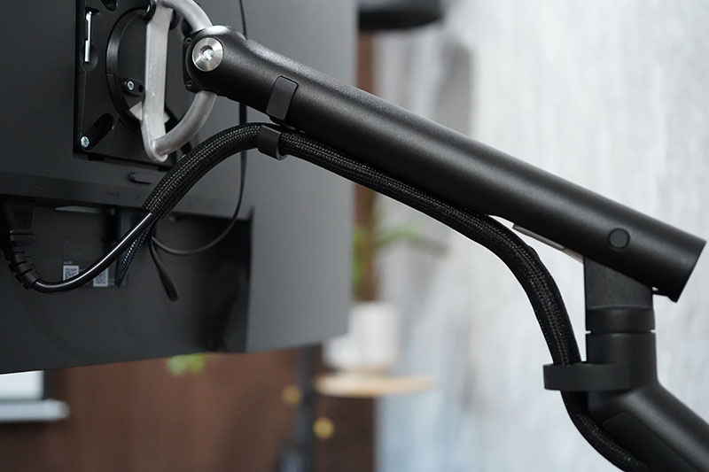 美しすぎる！ハーマンミラー Floモニターアームをレビュー。ブラックと