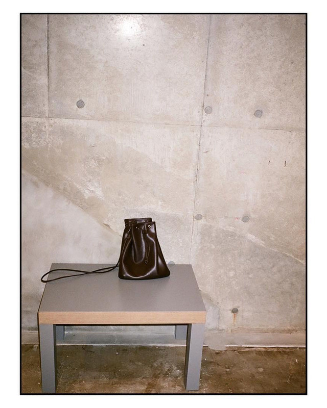 11月7日人気のドローストリングバッグが ONLINE 限定カラーと共に再