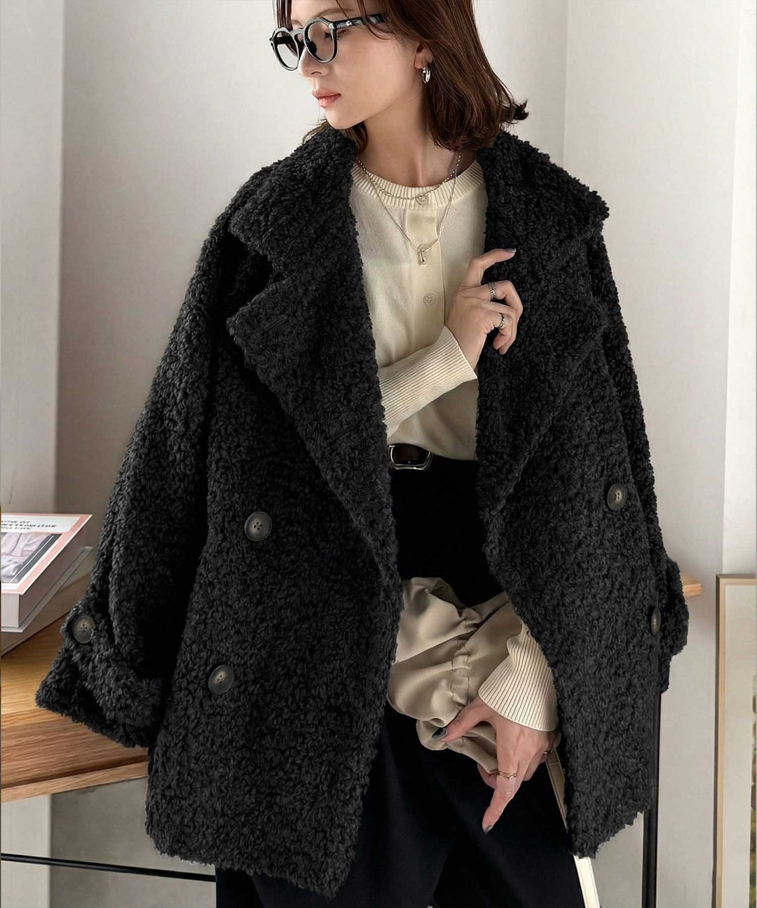 ふんわり包まれる贅沢な季節感。スタンドカラープードルボアダブル