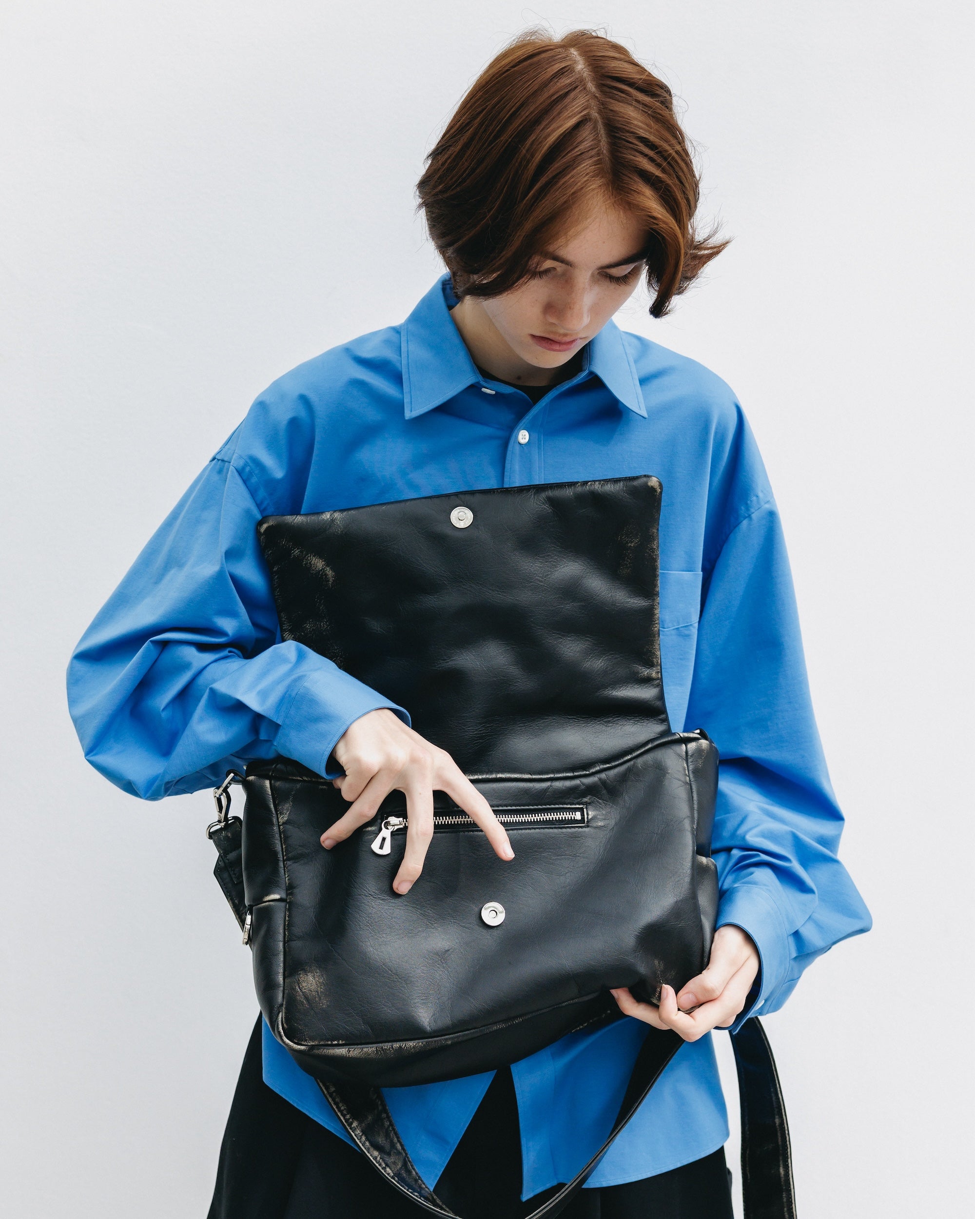 VINTAGE LEATHER PADDED FLAP HOLIDAY BAG (BLACK)