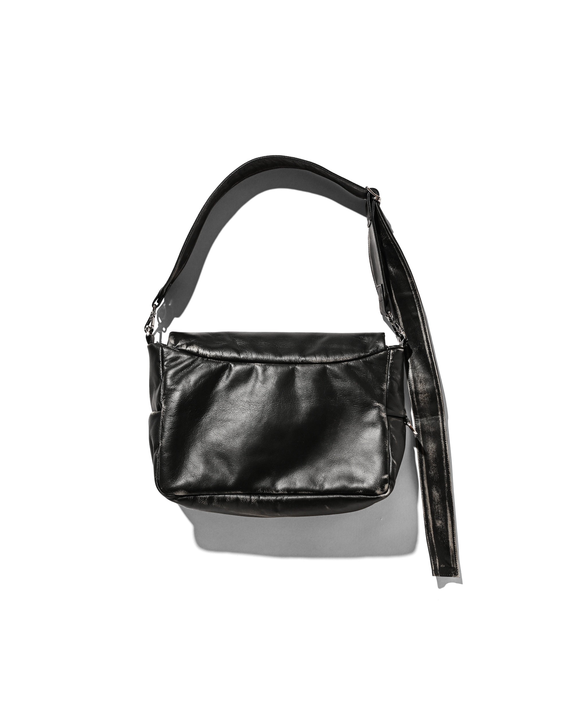 VINTAGE LEATHER PADDED FLAP HOLIDAY BAG (BLACK)