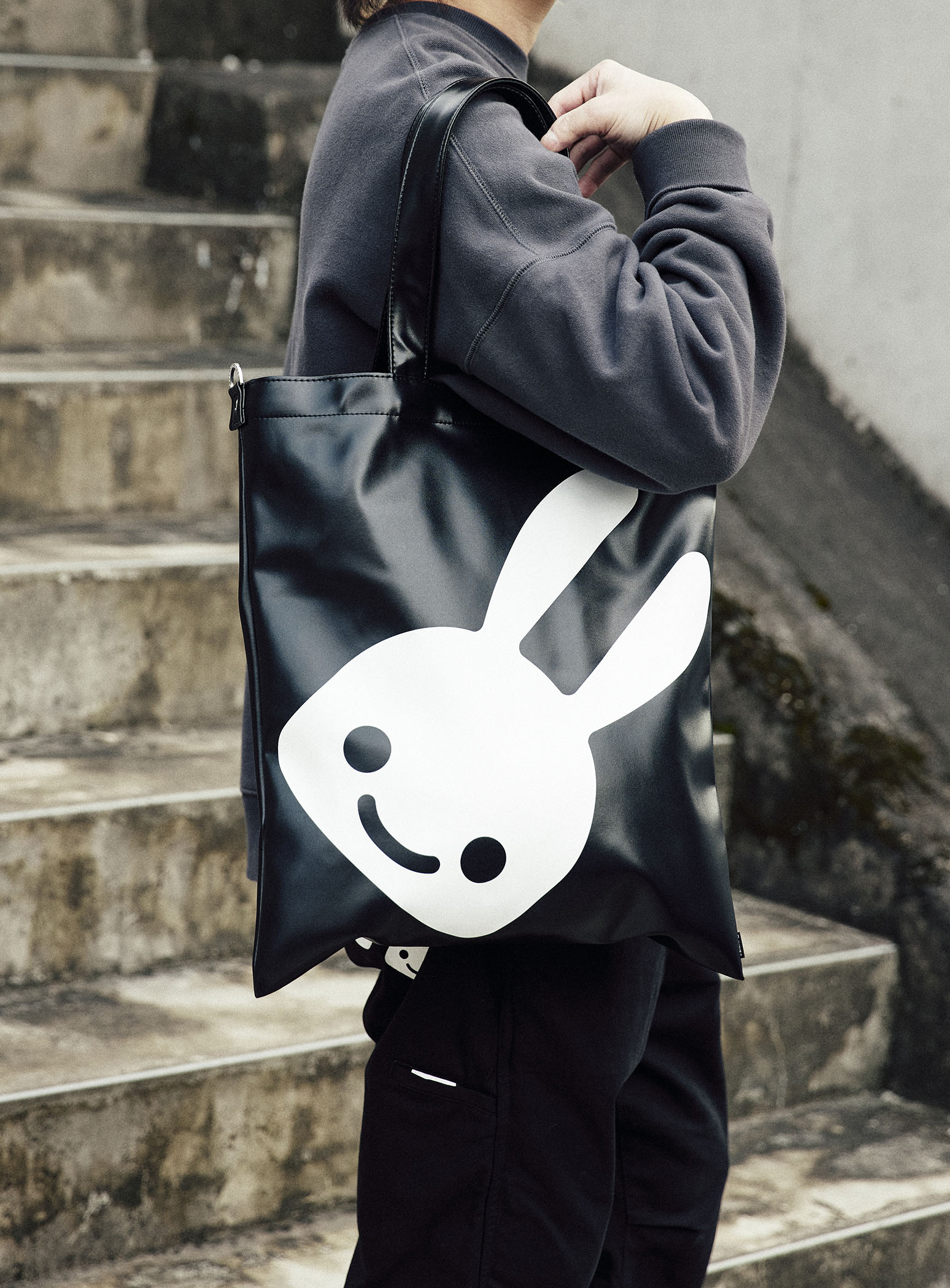 PVCのトートバッグ｜ウサギがいる｜CUNE ONLINE STORE