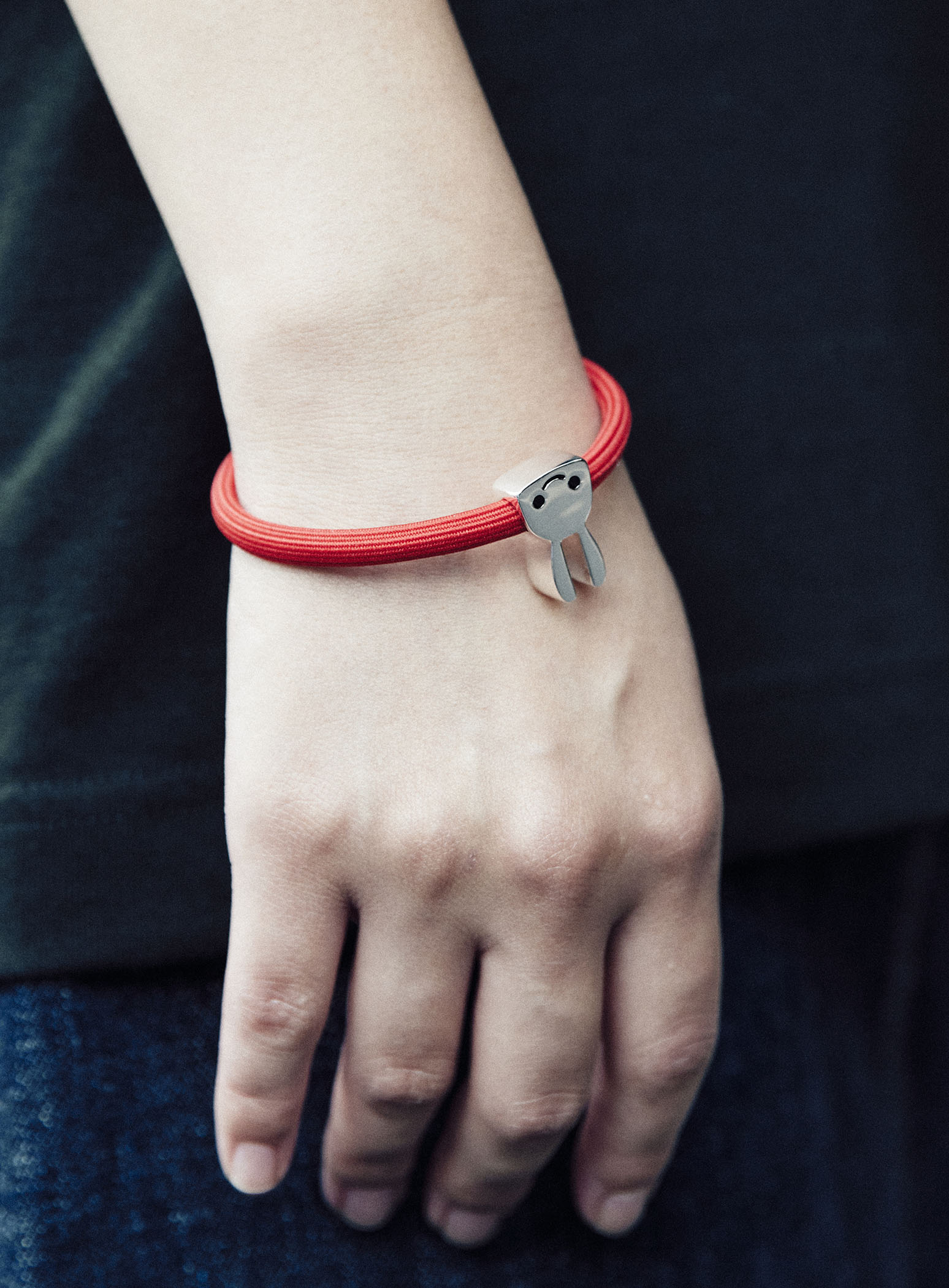 ウサギチャームゴムブレスレット｜ウサギがいる｜CUNE ONLINE STORE