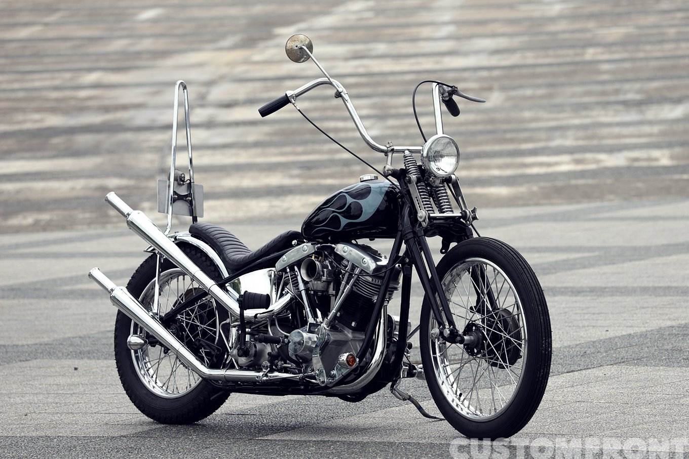 ショベルヘッドのリジッドスプリンガーフォーク・チョッパー FLH1977年