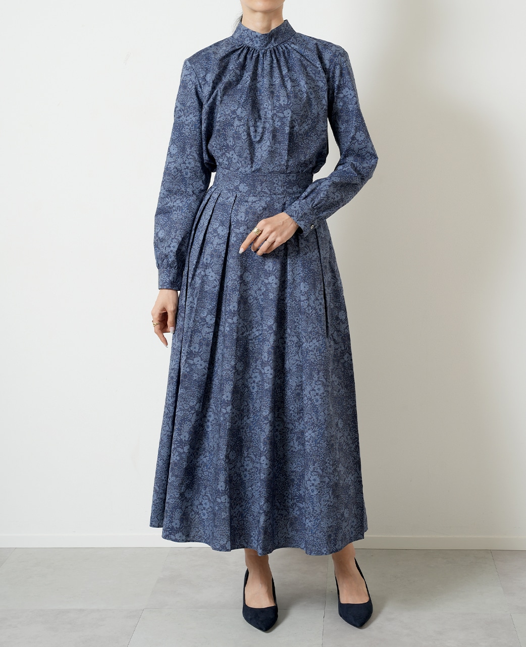 スタンドギャザーブラウス(36サイズ ブルー系): レディース