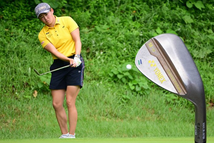 センスで寄せる岩井明愛、好きなウェッジは”和顔”だった？ - ゴルフ