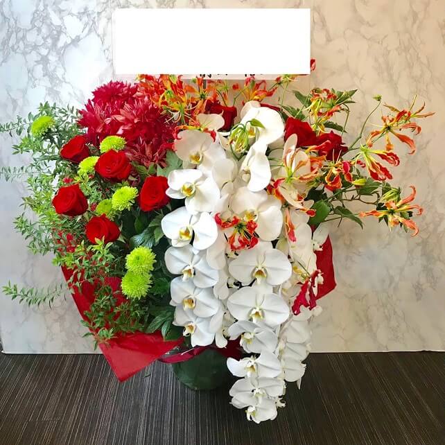 胡蝶蘭入り赤白アレンジ - 東京都渋谷区の花屋｜ダナエフラワーズ