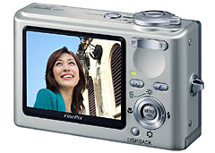 富士フイルム、シャッター優先/絞り優先AEが可能になった「FinePix F11」