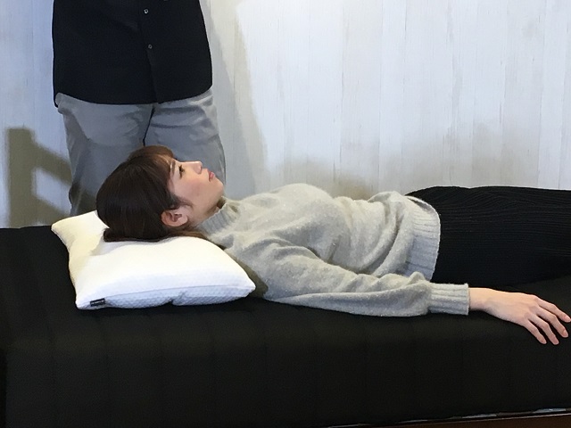 上がらなかった腕がすっと上がった!?話題の整体まくら「THE MAKURA」を