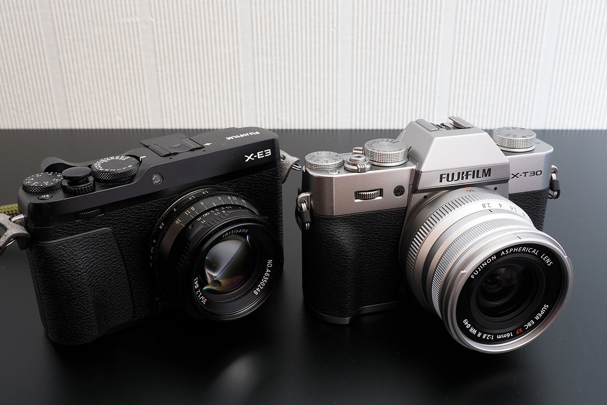 富士フイルムのミラーレスの入門機「X-T30II」と単焦点レンズ
