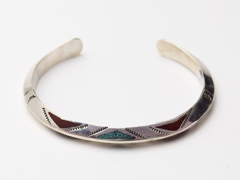 バングル、ブレスレットインレイのナバホ Raymond Begay チップ