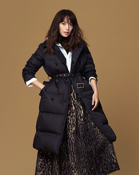 上品さがたまらない。蛯原友里が着こなす「WOOLRICH」のアウター