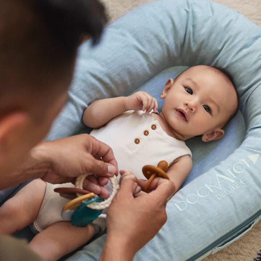 ドッカトット 公式】Deluxe+ Dock - マリンシャンブレー – DockATot