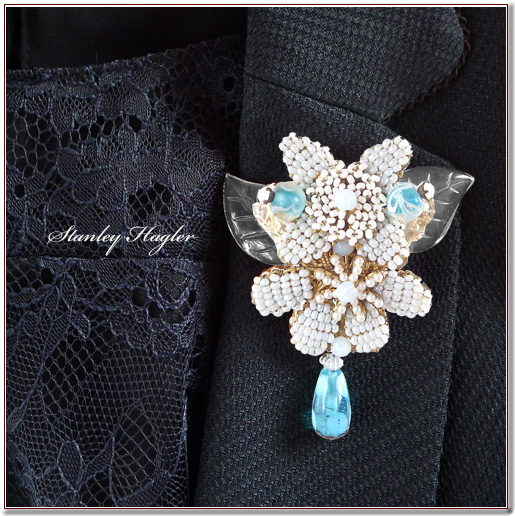 STANLEY HAGLER | ブルーフラワーブローチ - コスチュームジュエリー