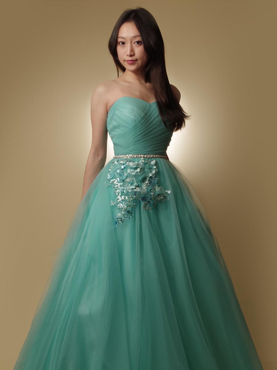 ミントブルーカラーのウエストのフラワー刺繍がカワイイアクセントの