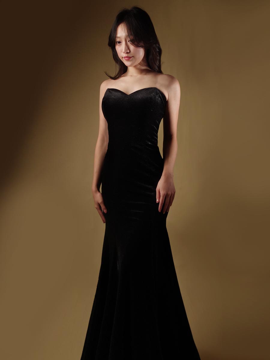 ブラックベルベットの伸縮性を持ったスタイリッシュマーメイドライン