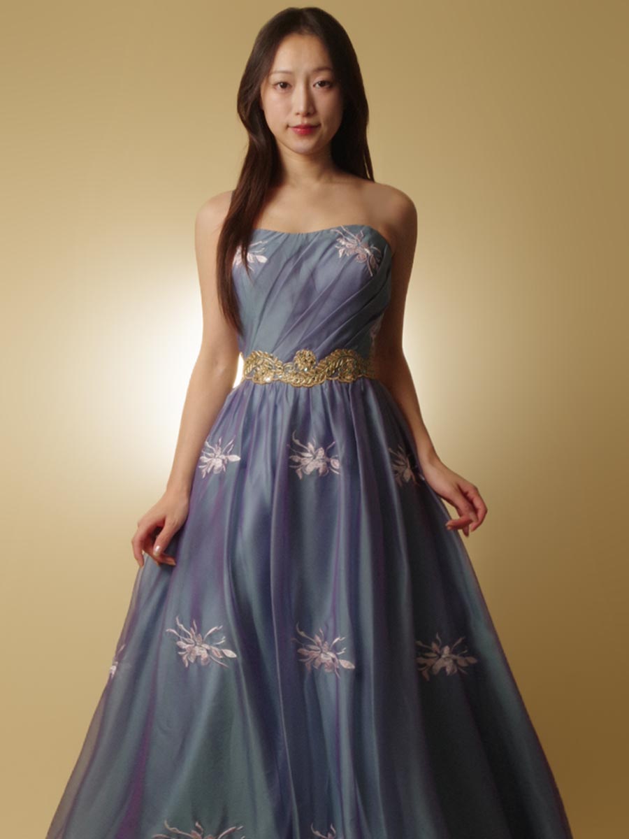 ブルーシフォンの花模様刺繍をランダムに散りばめたAラインボリューム