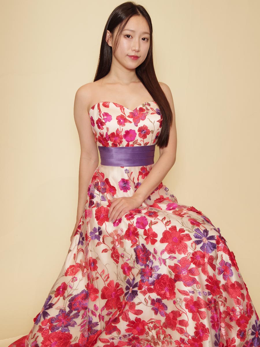 レッドピンクカラーの花柄刺繍レースにベージュサテンをミックスさせた