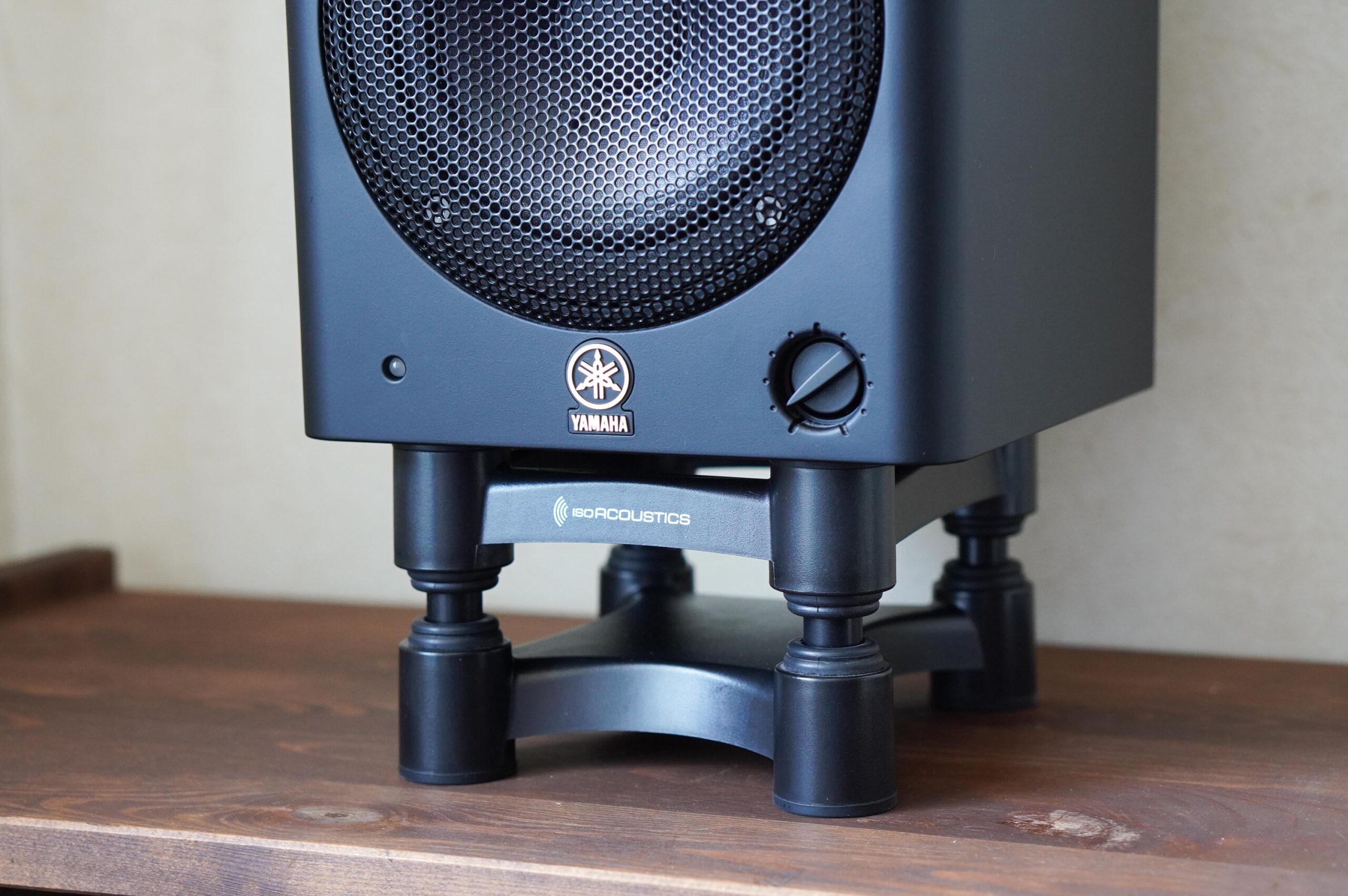 ISO Acousticsスピーカースタンドのレビュー！モニターを机にポンなら