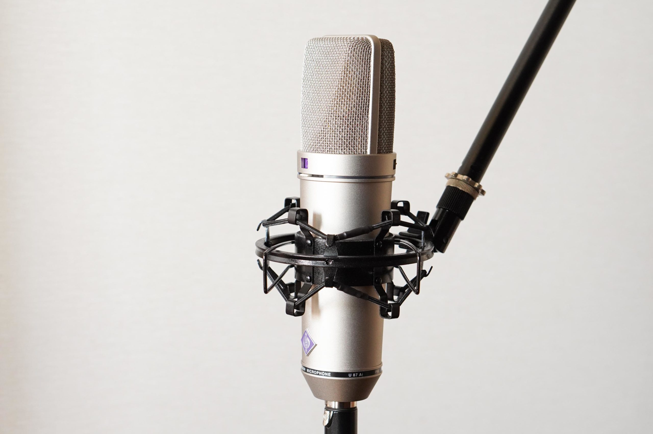 NEUMANN U87ai 実機レビュー｜宅録でもプロレベルの音源が作れる“基準
