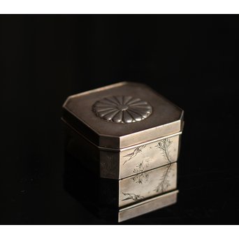 一鶴斎共箱銀香合 S1446｜骨董店 のびる 古美術 骨董 和風建具 蔵戸