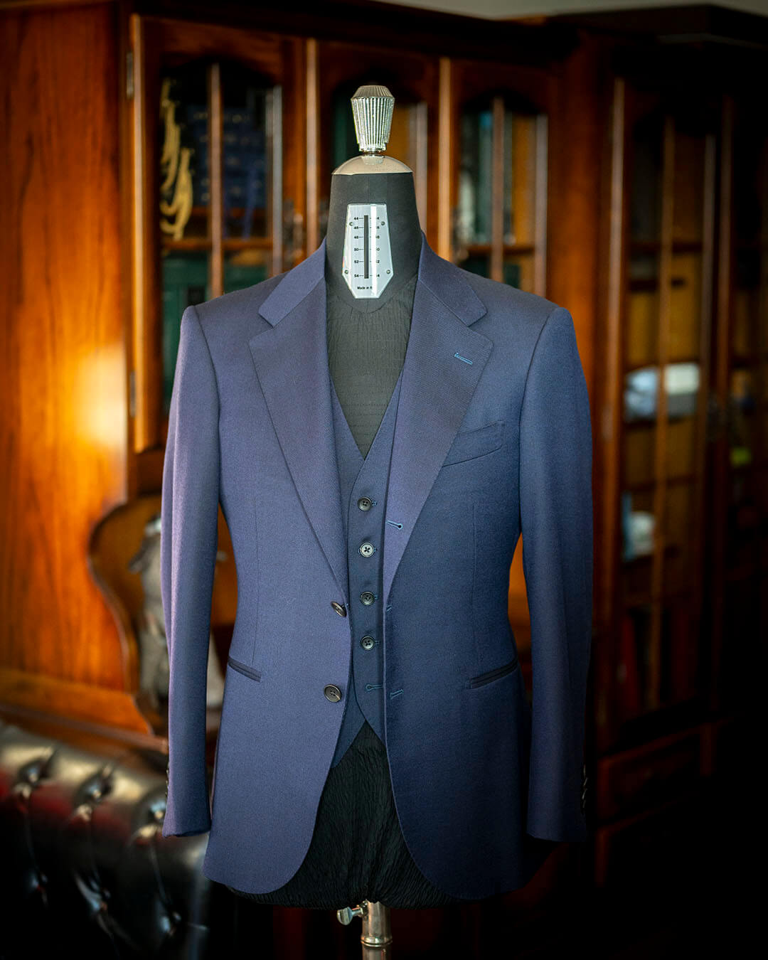 T様のご依頼】国産ウールを使用したネイビーの三つ揃いオーダースーツ