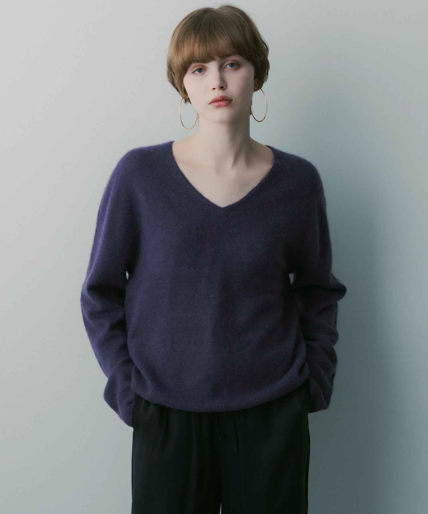 カシミヤブレンドVネックニット