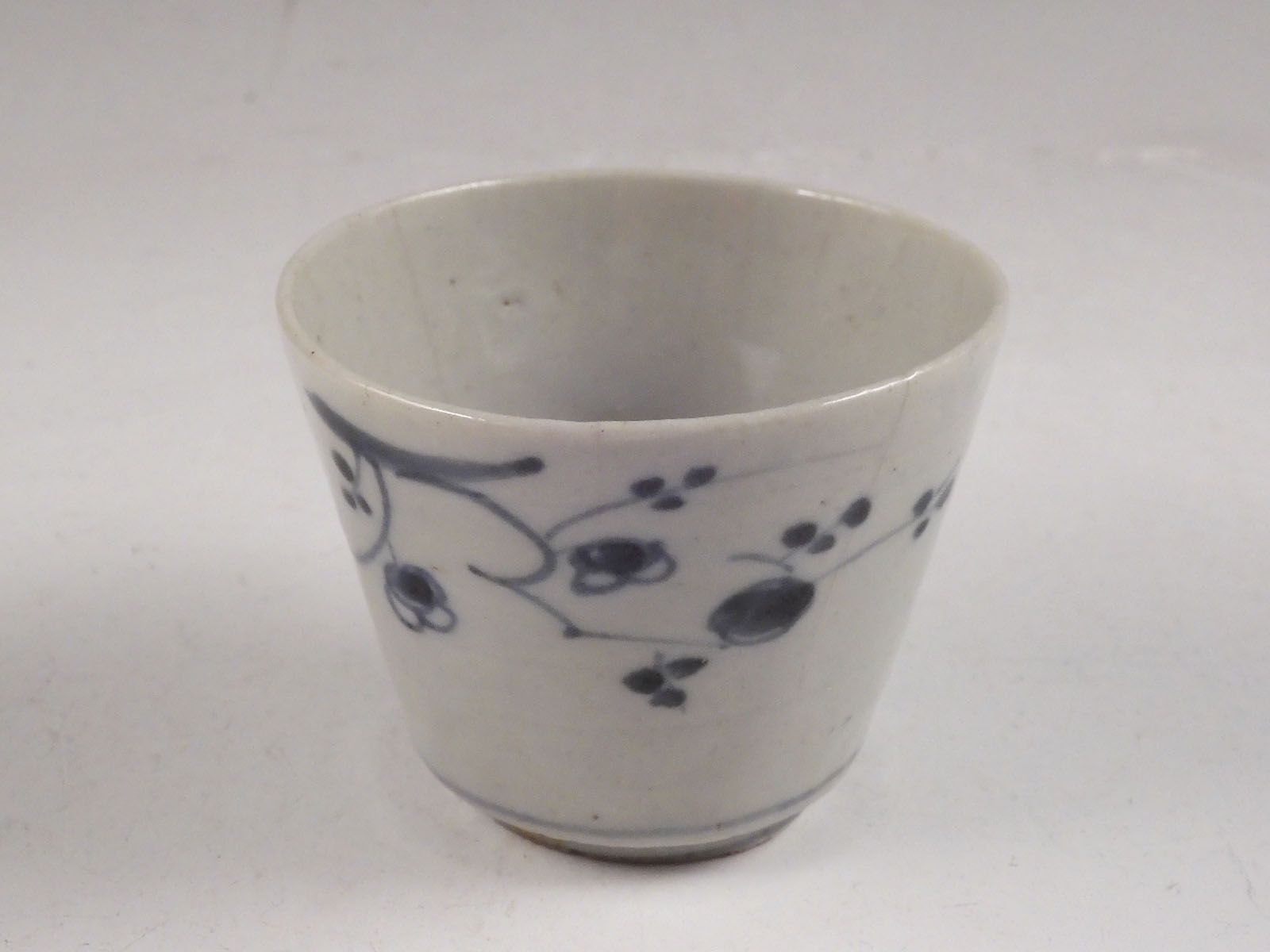 sold out】初期伊万里 染付 花草文 蕎麦猪口 江戸初期｜骨董品通販｜栄匠堂