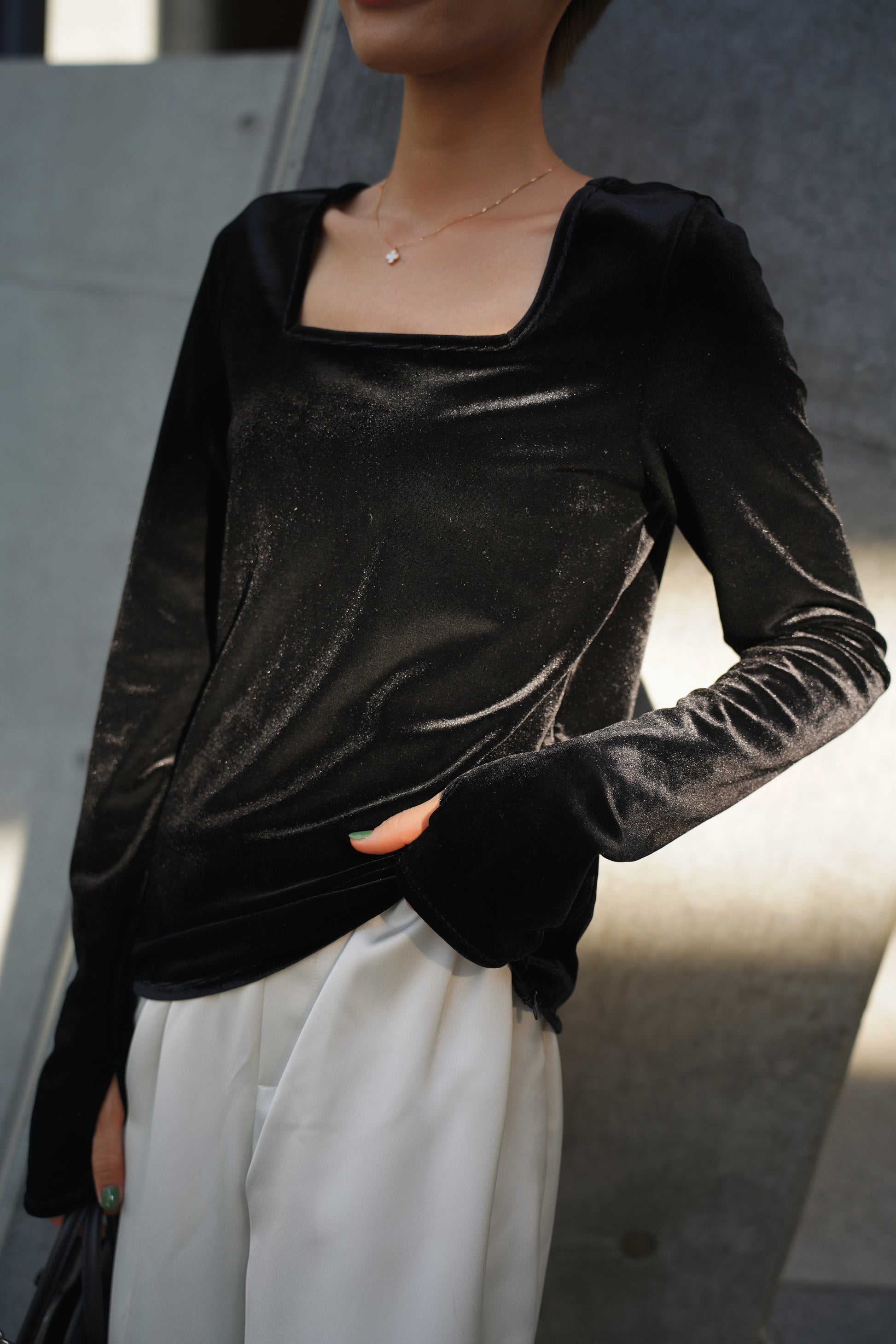 ベロアトップス【BLACK】 – ELLIE