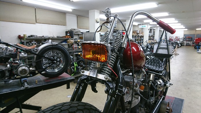 ショベルヘッドと角型のライトはチョッパーテイストたっぷり♪ | (有