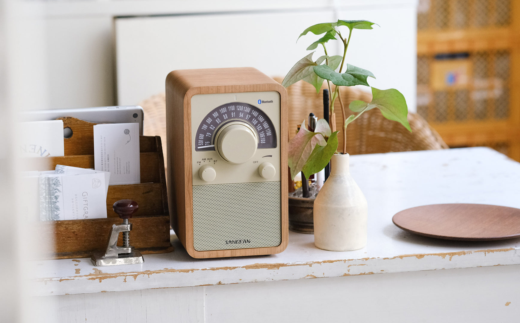 コンパクトなスペースに置ける、木製パネルのラジオスピーカー