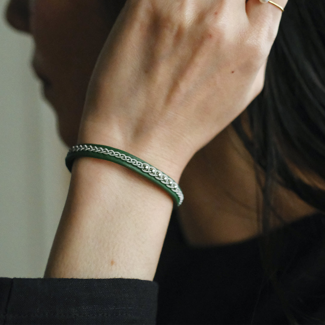 ビーズが際立つ、シンプルな三つ編みデザイン – Envelope