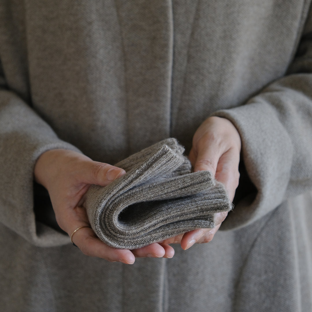 しっかりリブで手元からあたたかかく。コンパクトなアームウォーマー
