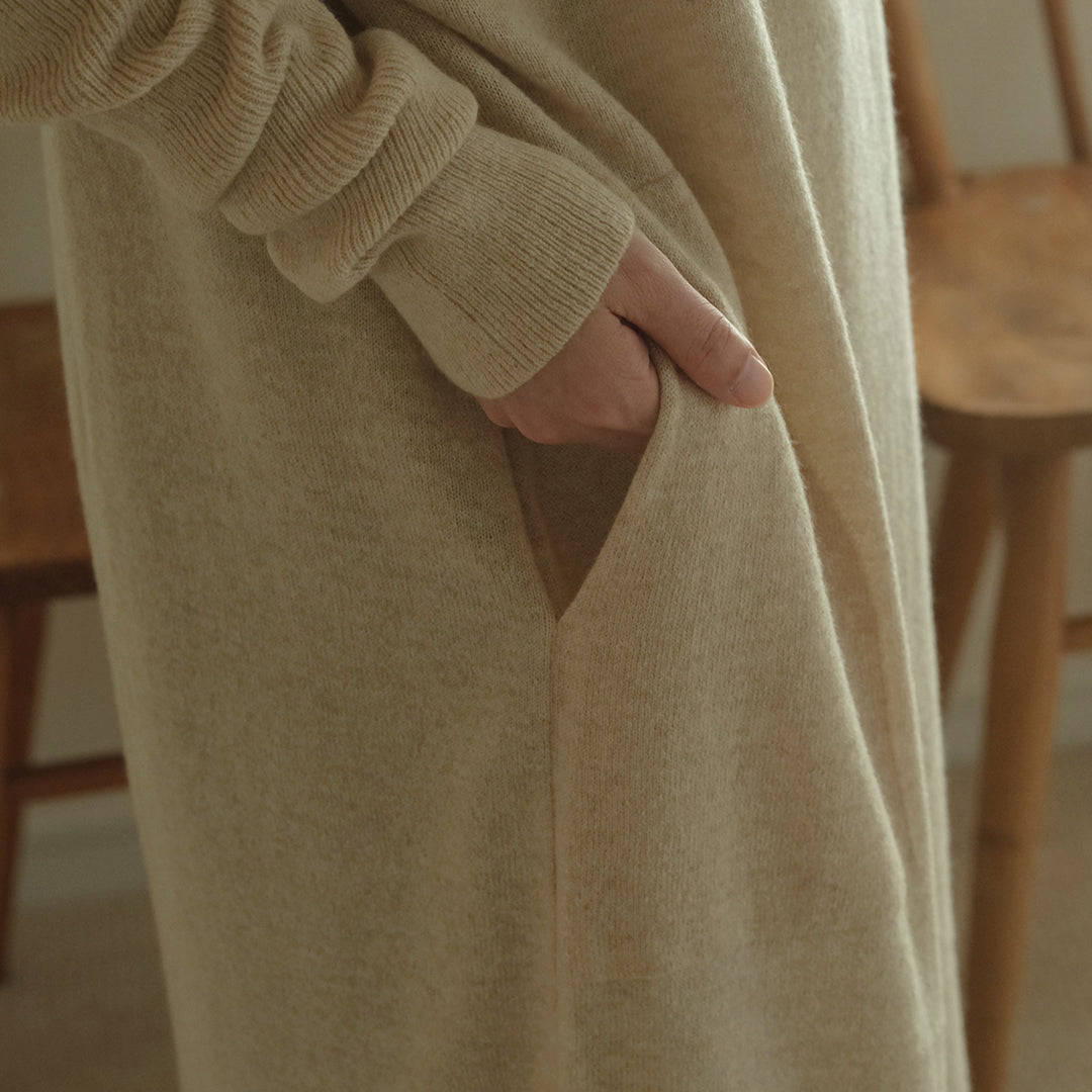 カシミヤに包まれる、リラクシーなニットワンピース – Envelope