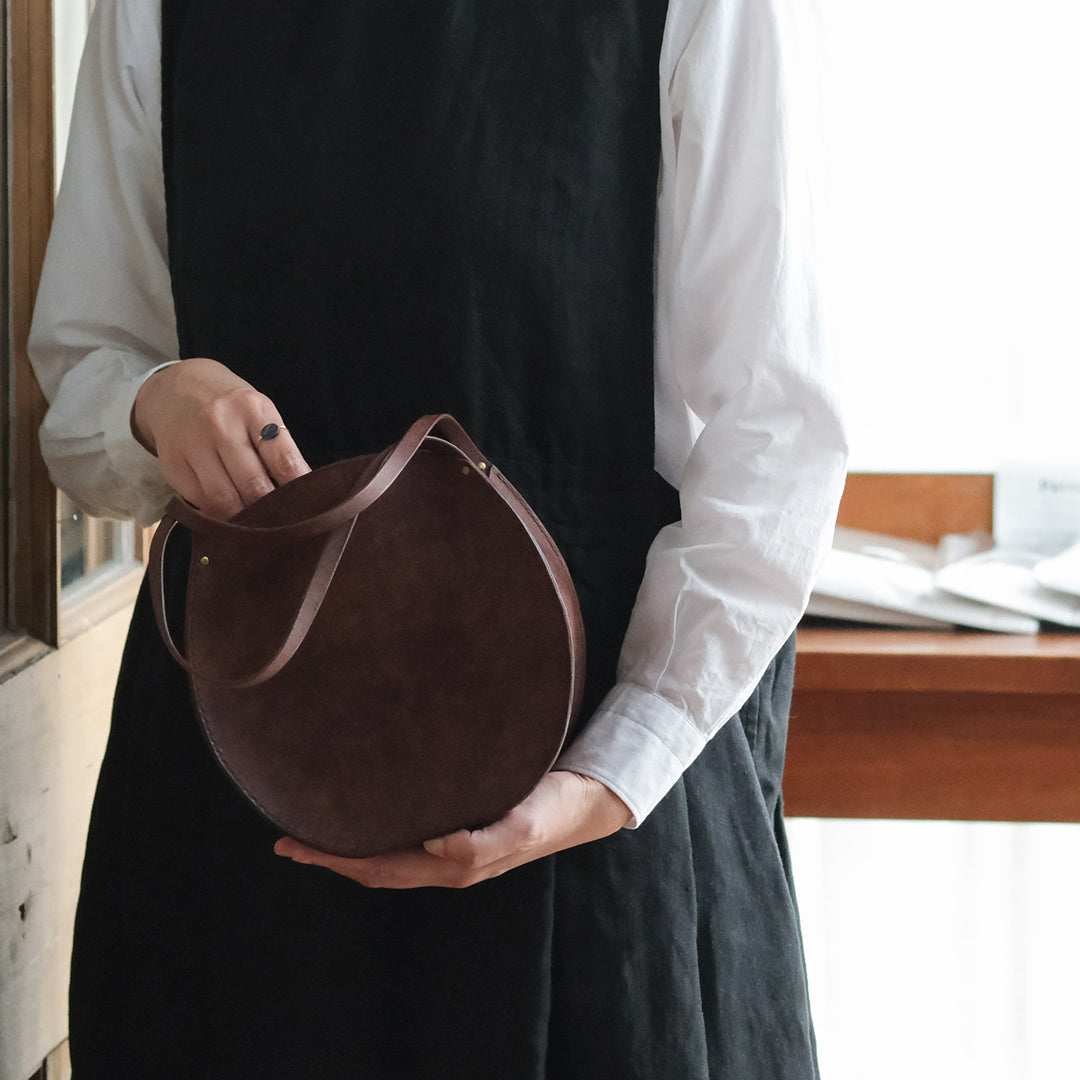 まるい形が個性的。普段にもきれいめな装いにも持てるバッグ
