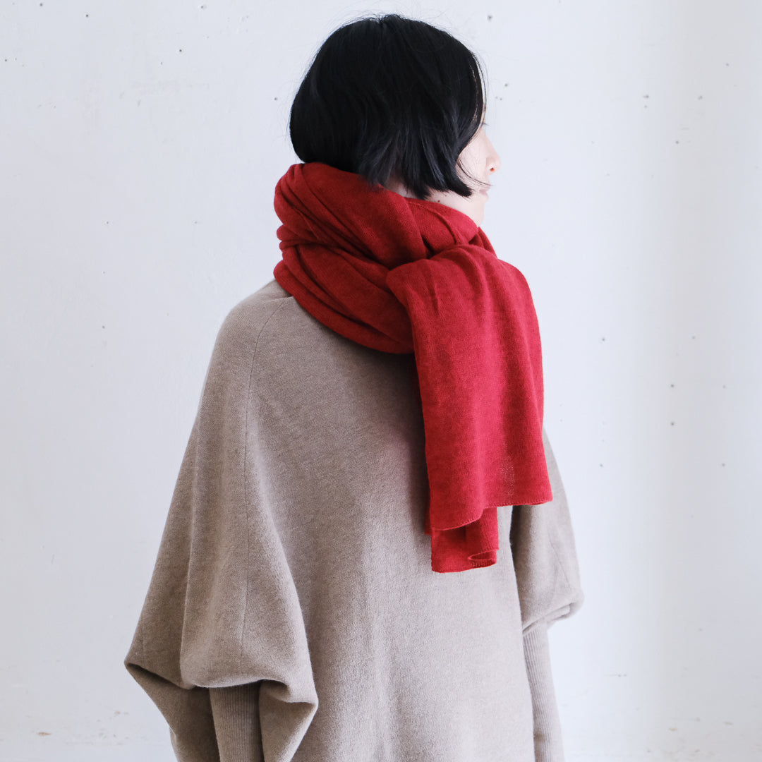身に着けていないくらいの軽さ。やわらかいカシミヤの大判ストール