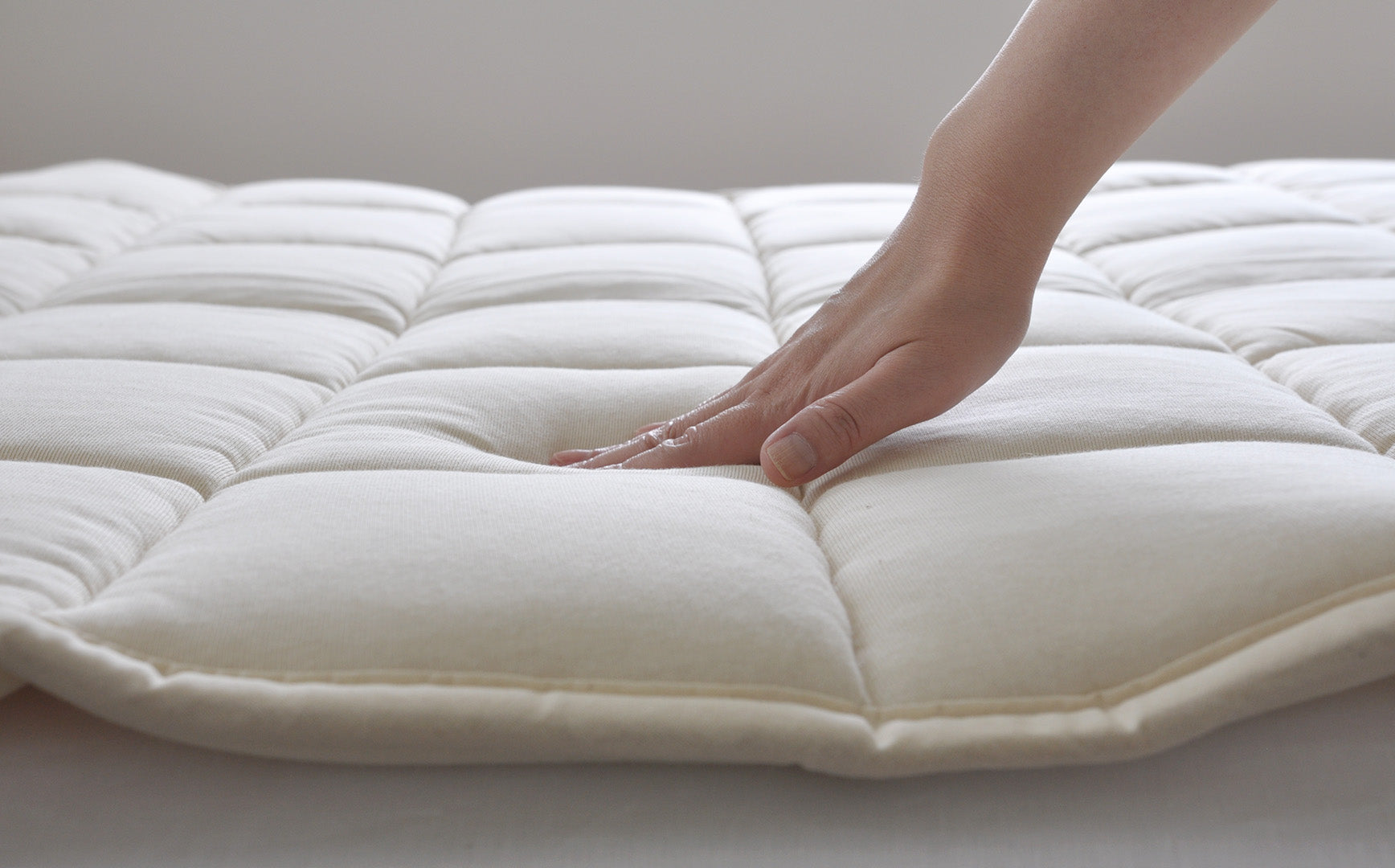 身体を支えて理想の寝姿勢に導く、ウールのベッドパッド – Envelope
