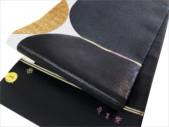 新入荷キモノ情報】じゅらく「帝王紫」モノトーンで魅せるモダンな洒落