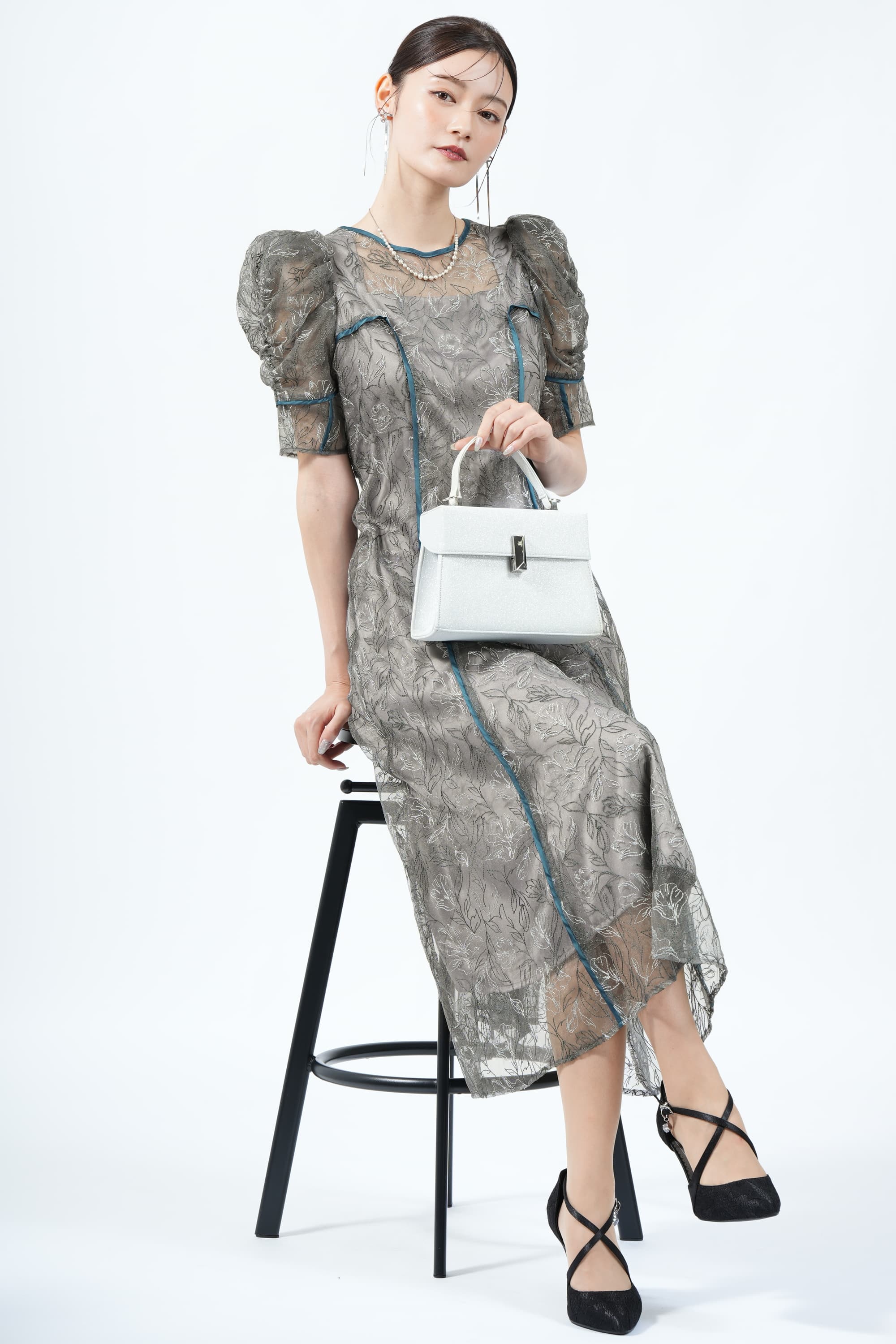 LILY BROWN パフスリーブ花刺繍グレードレス (S) をレンタル - 結婚式