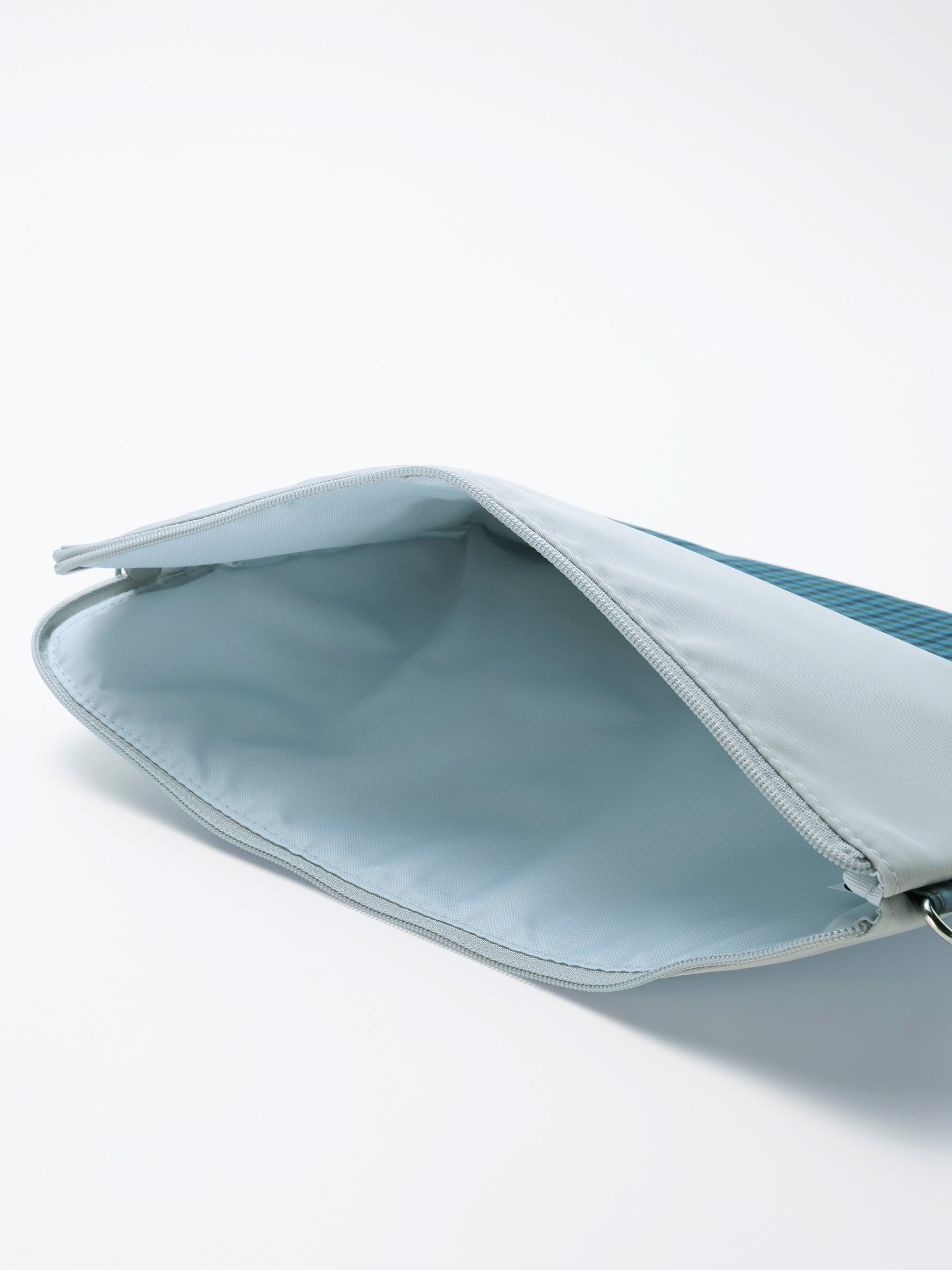 マルチポーチ〈ライフスタイルショップ先行販売〉 | ファミリア公式サイト