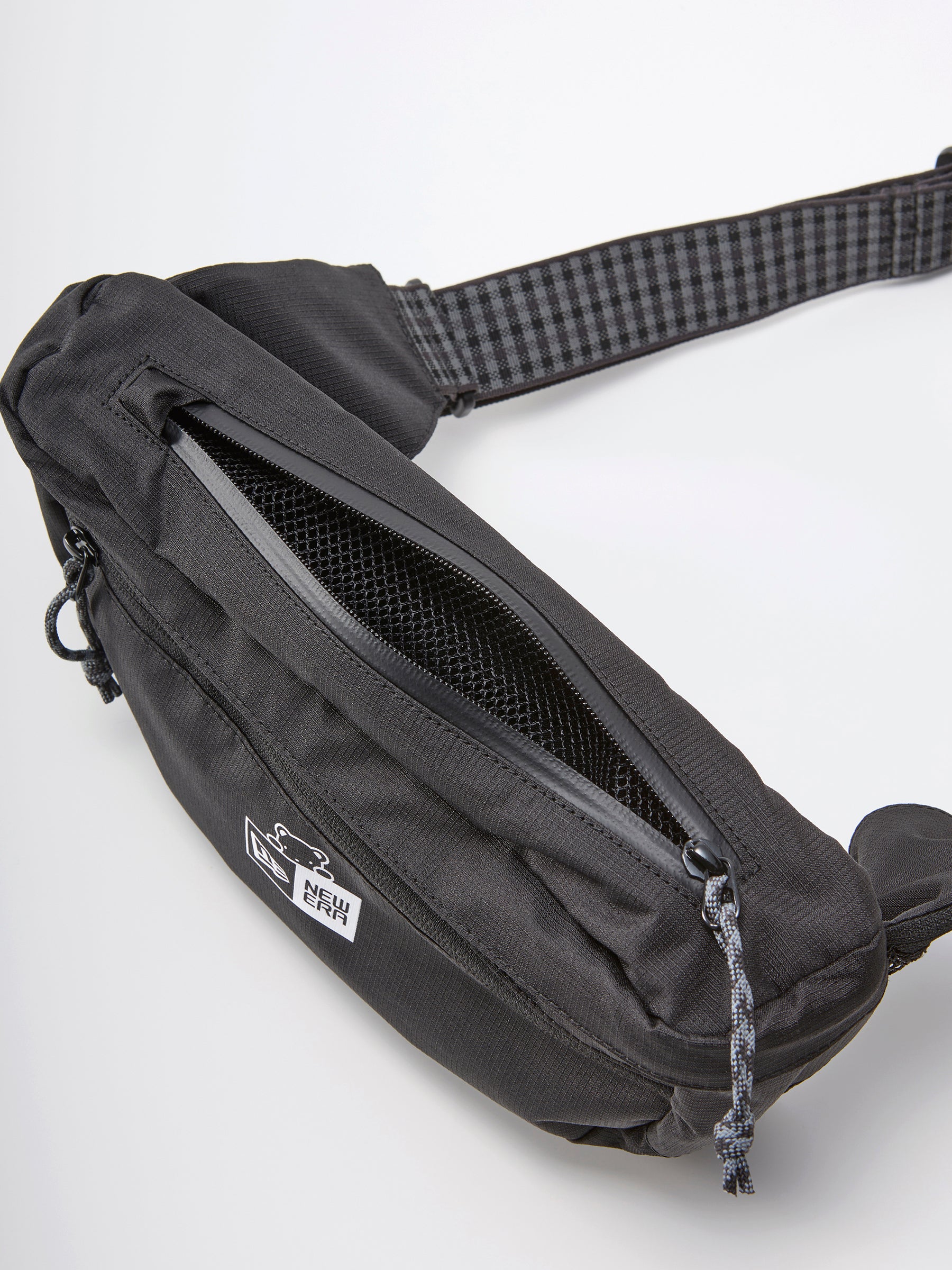 ボディバッグ〈NEW ERA® × familiar〉 | ファミリア公式サイト