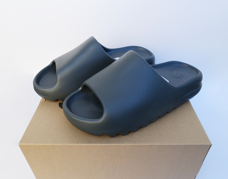 レビュー】Yeezy Slideのサイズ感と履き心地を解説！サンダルの定価